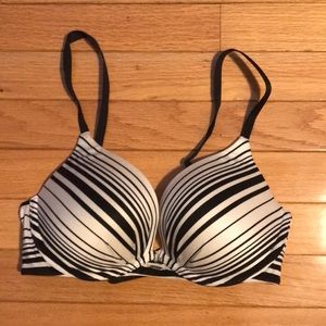 Victoria’s Secret 32D Bra